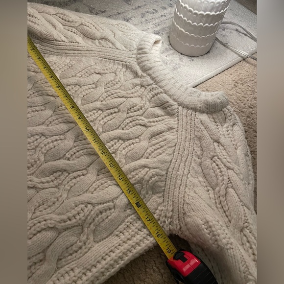 H&M ๐ค Women's Cream Cable Knit Sweater - Picture 3 of 7